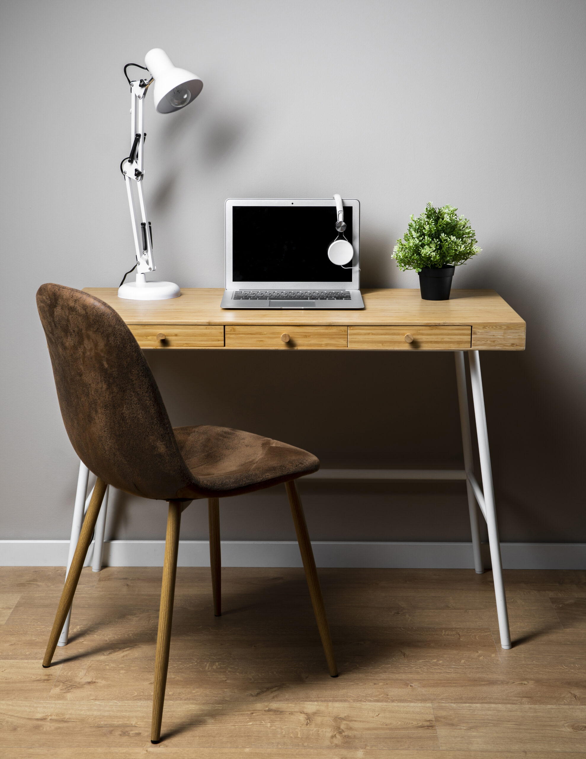 How to Pick the Best Desk for Your Home Office Furniture?